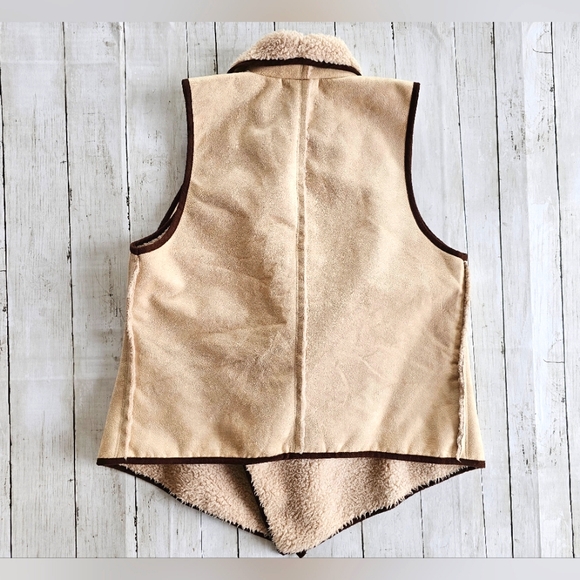 Gibson Latimer Fall Faux Suede & Sherpa Lined Tan/Cream Asymmetrical Flowy Vest - Picture 6 of 16